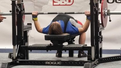 Тетяна Петренко виконує жим лежачи на чемпіонаті Європи Тетяна Петренко виконує жим лежачи на чемпіонаті Європи