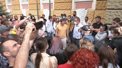 Франківські підприємці провели мирну акцію біля обласного управління поліції Франківські підприємці провели мирну акцію біля обласного управління поліції