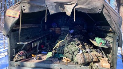 Покинуті авто та боєприпаси РФ знайшли в одній з лісосмуг Харківщини Покинуті авто та боєприпаси РФ знайшли в одній з лісосмуг Харківщини