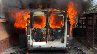 На Рівненщині вогонь з палаючого авто ледь не перекинувся на будинок