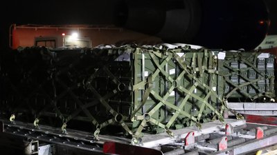 До України прибула перша партія американської зброї з нового пакету допомоги До України прибула перша партія американської зброї з нового пакету допомоги