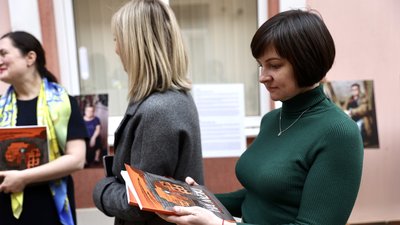 "Це історії мільйонів українців". У Чернівцях презентували виставку про людей, які постраждали через війну "Це історії мільйонів українців". У Чернівцях презентували виставку про людей, які постраждали через війну