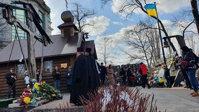 День Героїв Небесної Сотні: у столиці презентували інсталяцію "Обірвана кулею мрія" День Героїв Небесної Сотні: у столиці презентували інсталяцію "Обірвана кулею мрія"