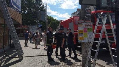 У центрі Хмельницького горіла будівля торговельного центру. Що відомо