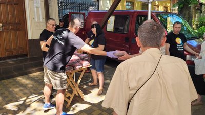 Волонтери на фуд-траці годують миколаївців Волонтери на фуд-траці годують миколаївців