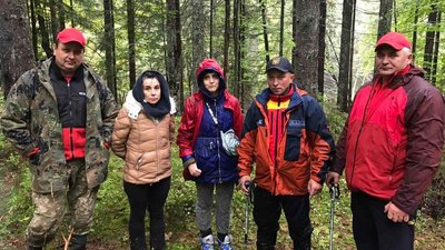 Жінок, які заблукали у лісі на Рахівщині, рятувальники супроводили до місця проживання