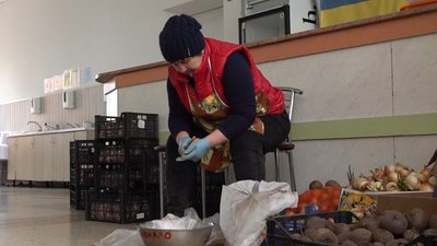 Сотня педагогів черкаської школи готує напівфабрикати та готові страви для бійців Сотня педагогів черкаської школи готує напівфабрикати та готові страви для бійців