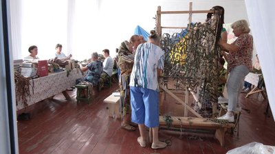 Три гектари маскувальник сіток за пів року сплели жителі одного з сіл Хмельниччини Три гектари маскувальник сіток за пів року сплели жителі одного з сіл Хмельниччини