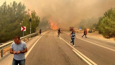 Пожежі у Туреччині: вогонь наближається до готелів з туристами, людей евакуюють Пожежі у Туреччині: вогонь наближається до готелів з туристами, людей евакуюють