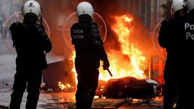 Поліція Бельгії застосувала сльозогінний газ та водомети проти противників COVID-сертифікатів Поліція Бельгії застосувала сльозогінний газ та водомети проти противників COVID-сертифікатів