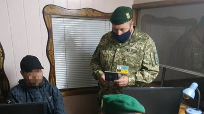Двоє білорусів пропонували житомирським прикордонникам хабар за пропуск в Україну без ПЛР-тестів Двоє білорусів пропонували житомирським прикордонникам хабар за пропуск в Україну без ПЛР-тестів