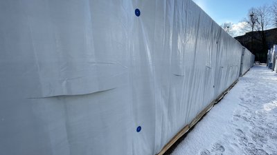 У Рівному невідомі пошкодили будиночки у містечку незламності У Рівному невідомі пошкодили будиночки у містечку незламності