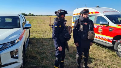 Команда рятувальників, які розміновують території Команда рятувальників, які розміновують території