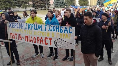 Жителі Новотроїцького на Херсонщині вийшли на мирний мітинг Жителі Новотроїцького на Херсонщині вийшли на мирний мітинг