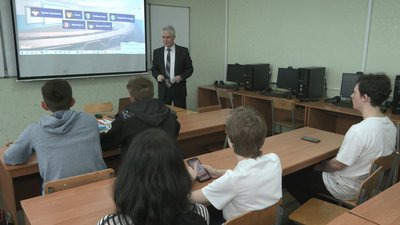 Школярі закінчили курс програмування Школярі закінчили курс програмування