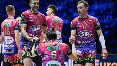Олег Плотницький (праворуч) у фіналі Ліги чемпіонів з волейболу