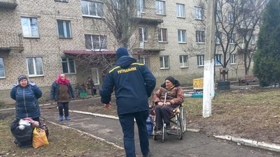 Поліція евакуювала з-під бомбардувань мешканців сіл Волноваського району Поліція евакуювала з-під бомбардувань мешканців сіл Волноваського району
