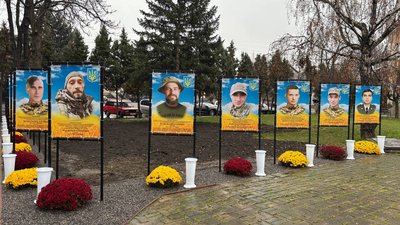 Алея портретів загиблих героїв у Ямполі