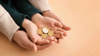 Руки дитини і гроші