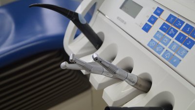 У лікаря Луцької стоматполіклініки виявили COVID-19. Заклад закрили