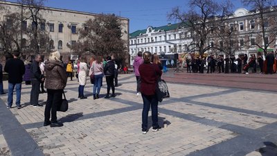 "Кіровоградщина серцем з вами". На центральній площі Кропивницького влаштували мистецьку акцію "Кіровоградщина серцем з вами". На центральній площі Кропивницького влаштували мистецьку акцію