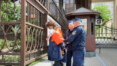 У Києві активіст розкидав кінський гній біля посольства Білорусі