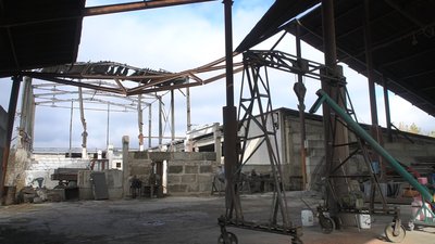"Будемо тут до останнього": як працюють у фермерському господарстві в селі Зарічне, в яке торік влучила російська ракета "Будемо тут до останнього": як працюють у фермерському господарстві в селі Зарічне, в яке торік влучила російська ракета