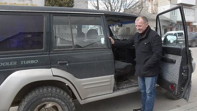 Волонтери Тернопільщини передають військовим позашляховик