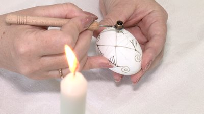 "Поки пишуть писанки, доти існує світ": лучанка створює великодні яйця за давніми зразками "Поки пишуть писанки, доти існує світ": лучанка створює великодні яйця за давніми зразками
