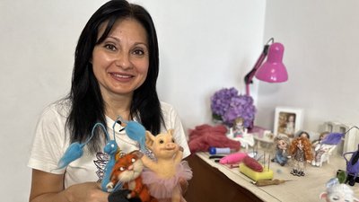 Феї та таргани: переселенка із Сєвєродонецька в Ужгороді виготовляє ляльки із вовни та вати