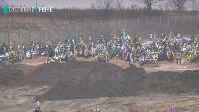 Закінчуються місця: на рівненському кладовищі шукають, куди розширитись