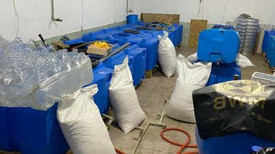 Правоохоронці вилучили у Мелітополі 10 тис. літрів саморобного спирту Правоохоронці вилучили у Мелітополі 10 тис. літрів саморобного спирту