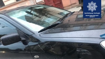 У Франківську п'яний водій поцупив дорожній знак У Франківську п'яний водій поцупив дорожній знак
