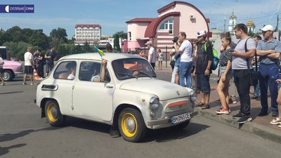 Виставку ретро-автомобілів влаштували в центрі Сум Виставку ретро-автомобілів влаштували в центрі Сум