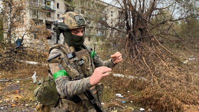 Військовий на псевдо «Девіл» переламує оптоволокно від російського дрона