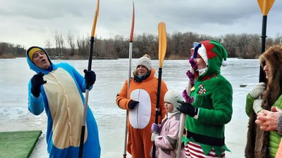 Замість ключок – весла. Дніпровські каякери вигадали нову гру "Весло-хокей" Замість ключок – весла. Дніпровські каякери вигадали нову гру "Весло-хокей"