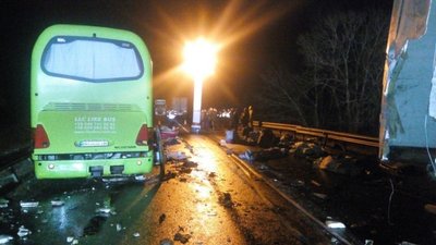 Троє загиблих, 10 травмованих. На Чернігівщині автобус зіштовхнувся з фурою Троє загиблих, 10 травмованих. На Чернігівщині автобус зіштовхнувся з фурою