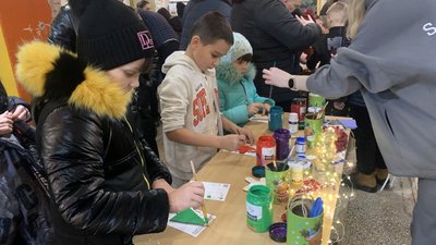 Діти створюють поробки, 13 грудня 2023 року Діти створюють поробки, 13 грудня 2023 року