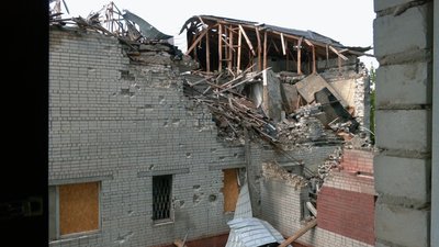 «Літо минуло, а ми сидимо у розвалинах»: на Бобровиці в Чернігові відбудують обстріляний гуртожиток