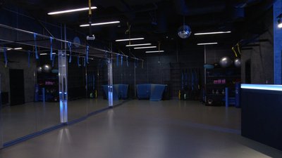На час відключень спортзал освітлюють лампами на акумуляторах та батарейках На час відключень спортзал освітлюють лампами на акумуляторах та батарейках