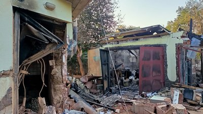 "Там була майстерня чоловіка і два гаражі, все згоріло вщент": лучани оглядають збитки від атаки російських БпЛА "Там була майстерня чоловіка і два гаражі, все згоріло вщент": лучани оглядають збитки від атаки російських БпЛА
