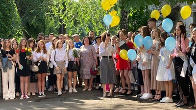 У Кривому Розі майже 2,5 тисячі одинадцятикласників закінчили навчання: скільки випускників отримали відзнаки