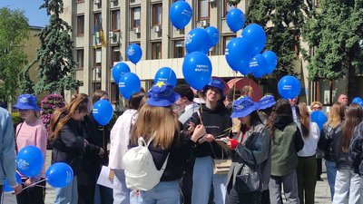 День Європи: в Ужгороді провели акцію "Рука до руки за нашу Європу"