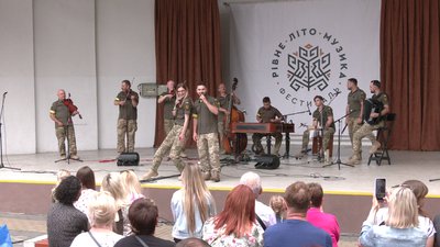 У Рівному виступив фольклорний гурт "Святовид", що виконує пісню Байрактар У Рівному виступив фольклорний гурт "Святовид", що виконує пісню Байрактар