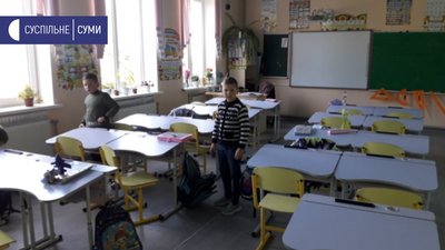 Під Сумами дітей возять до школи маршруткою замість шкільного автобуса Під Сумами дітей возять до школи маршруткою замість шкільного автобуса