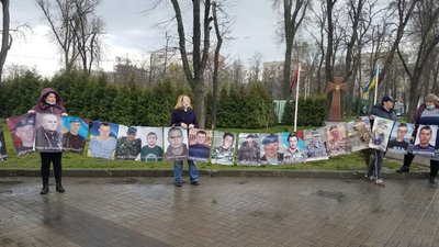 У Дніпрі родини зниклих безвісти під час війни на Донбасі влаштували акцію «Ми є!» У Дніпрі родини зниклих безвісти під час війни на Донбасі влаштували акцію «Ми є!»