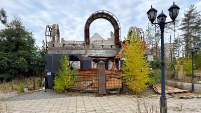Руйнування після російських обстрілів у місті Святогірськ на Донеччині.