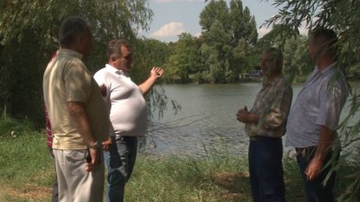 На Черкащині люди "відвойовують" за ставок