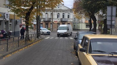 У центральній частині Луцька пожежа в житловому будинку. Рух вулицею перекрили У центральній частині Луцька пожежа в житловому будинку. Рух вулицею перекрили