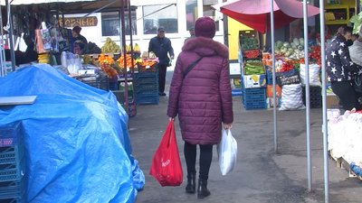 Луцькі ринки працюють з обмеженнями. Хто перевіряє дотримання карантинних правил Луцькі ринки працюють з обмеженнями. Хто перевіряє дотримання карантинних правил